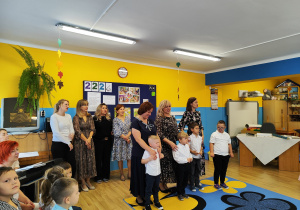 Pasowanie przedszkolaków - na zdjęciu Szymon, Michał, Mikołaj i Filip pod opieką Pani Asi, Małgosi i Ani