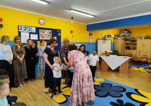 Pani dyrektor przyjmuje do grona przedszkolaków Filipa