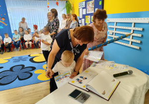 Filip "wpisuje się" do Kroniki przedszkola