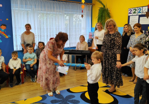 Pani dyrektor przyjmuje do grona przedszkolaków Mikołaja