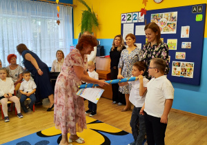 Pani dyrektor przyjmuje do grona przedszkolaków Michała