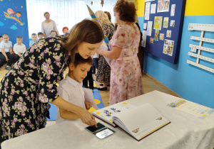 Michał odciska paluszek w Kronice przedszkola