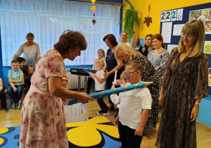 Pani dyrektor przyjmuje do grona przedszkolaków Szymona
