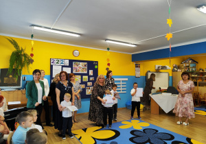 Przedszkolaki wraz z Paniami po uroczystym pasowaniu