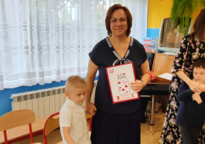 Filip wręcza laurkę Pani Asi