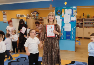 Szymon wręcza laurkę Pani Kasi