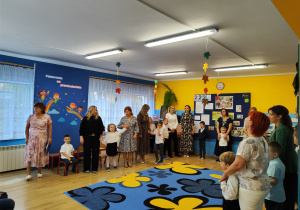 Część artystyczna - na zdjęciu przedszkolaki wraz z Paniami