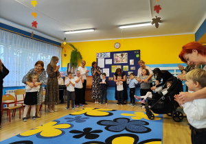 Część artystyczna - na zdjęciu przedszkolaki wraz z Paniami