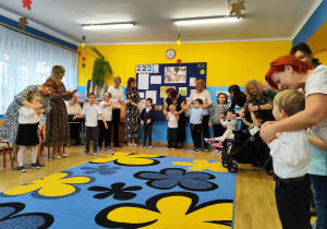 Część artystyczna - na zdjęciu przedszkolaki wraz z Paniami