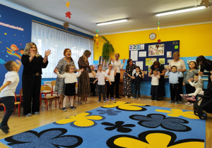 Część artystyczna - na zdjęciu przedszkolaki wraz z Paniami