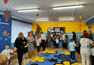 Część artystyczna - na zdjęciu przedszkolaki wraz z Paniami