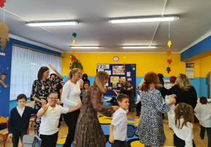 Część artystyczna - na zdjęciu przedszkolaki wraz z Paniami