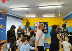 Część artystyczna - na zdjęciu przedszkolaki wraz z Paniami