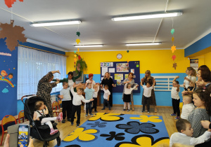 Część artystyczna - na zdjęciu przedszkolaki wraz z Paniami