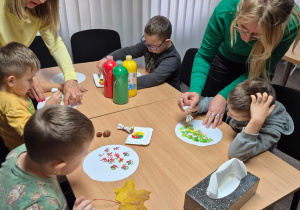 Spotkanie w MBP - przedszkolaki podczas wykonywania pracy plastycznej