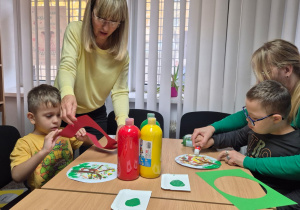 Spotkanie w MBP - przedszkolaki podczas wykonywania pracy plastycznej