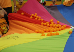 Dzień pomarańczowy - na zdjęciu zabawa z chustą animacyjną