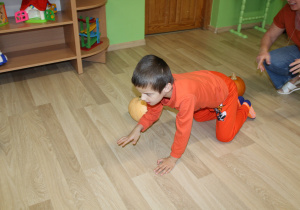 Dzień pomarańczowy - na zdjęciu Ksawery podczas slalomu między dyniami