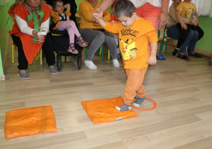 Dzień pomarańczowy - na zdjęciu Antoś przechodzi po sensorycznych workach