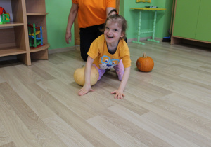 Dzień pomarańczowy - na zdjęciu Nadia podczas slalomu między dyniami