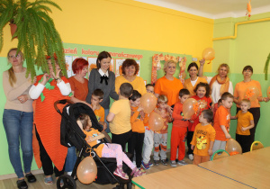 Dzień pomarańczowy - zdjęcie pamiątkowe wszystkich uczestników zajęcia