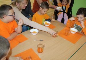 Dzień pomarańczowy - na zdjęciu Szymon, Michał, Nadia i Kuba podczas słodkiego poczęstunku