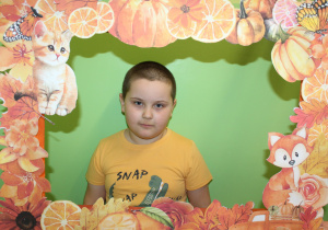 Dzień pomarańczowy - na zdjęciu Mikołaj w jesiennej fotoramce