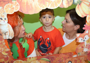 Dzień pomarańczowy - na zdjęciu Wiktor z p. Anią i Kingą w jesiennej fotoramce