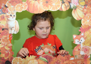 Dzień pomarańczowy - na zdjęciu Julia w jesiennej fotoramce