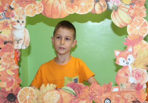 Dzień pomarańczowy - zdjęcie Michałka w jesiennej fotoramce