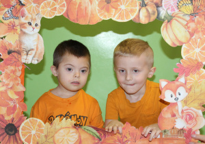 Dzień pomarańczowy - na zdjęciu Antoś i Filip w jesiennej fotoramce