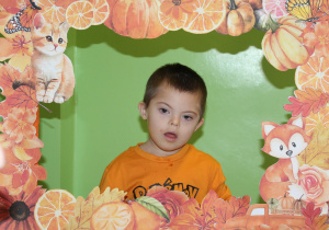 Dzień pomarańczowy - na zdjęciu Antoś w jesiennej fotoramce