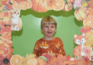 Dzień pomarańczowy - na zdjęciu Mikołaj w jesiennej fotoramce