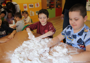 Tydzień higieny - na zdjęciu Kuba i Mikołaj robią masę plastyczną z mąki ziemniaczanej