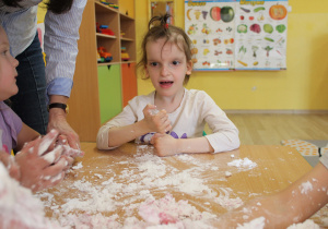 Tydzień higieny - na zdjęciu Nadia podczas zabawy masą plastyczną