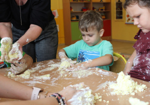 Tydzień higieny - na zdjęciu Boguś przygotowuje masę plastyczną z mąki ziemniaczanej