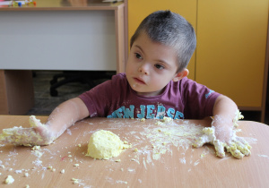 Tydzień higieny - na zdjęciu Antoś w trakcie zabawy masą plastyczną