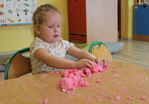 Tydzień higieny - na zdjęciu Lena lepi owoce z masy plastycznej