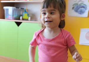 Tydzień higieny - na zdjęciu Marysia w trakcie zabawy ruchowej