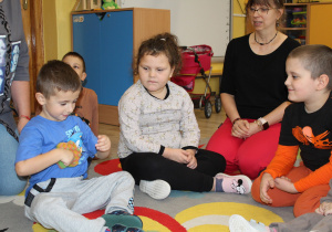 Tydzień higieny - na zdjęciu Wiktor, Julia i Krzysiu z p. Ulą w trakcie zabawy "Czarodziejski worek"