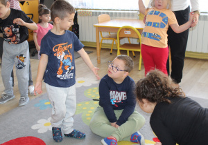 Tydzień higieny - na zdjęciu przedszkolaki w trakcie zabawy ruchowej