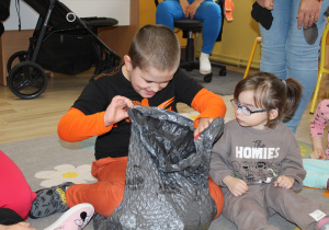 Tydzień higieny - na zdjęciu Krzysiu i Marysia w trakcie zabawy "Czarodziejski worek"