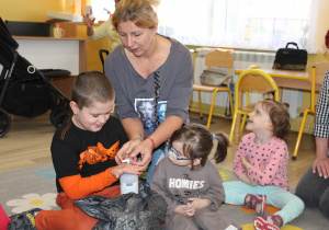 Tydzień higieny - na zdjęciu Krzysiu, Marysia i Nadia w trakcie zabawy "Czarodziejski worek"