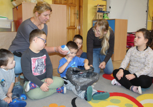 Tydzień higieny - na zdjęciu przedszkolaki z p. Agnieszką i Anetką w trakcie zabawy "Czarodziejski worek"