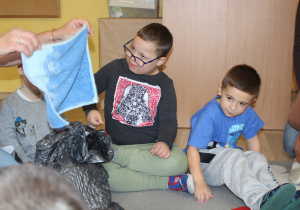 Tydzień higieny - na zdjęciu Szymon i Wiktor w trakcie zabawy "Czarodziejski worek"