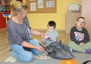 Tydzień higieny - na zdjęciu Antoś i Szymon z p. Agnieszką w trakcie zabawy "Czarodziejski worek"