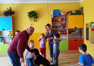 Zajęcia z dogoterapii - Oliwka i Mikołaj podchodzą do psa