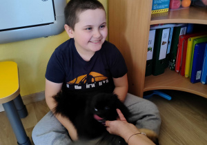 Zajęcia z dogoterapii - Mikołaj przytula pieski