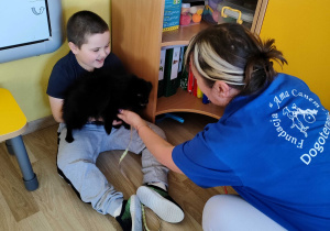 Zajęcia z dogoterapii - Mikołaj przytula pieska