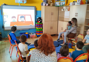 Dzieci oglądają film "GADKI z psem"